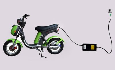 Sạc xe đạp điện bao l&acirc;u th&igrave; đầy? Hướng dẫn c&aacute;ch sạc đ&uacute;ng để pin bền v&agrave; kh&ocirc;ng bị ch&aacute;y IC